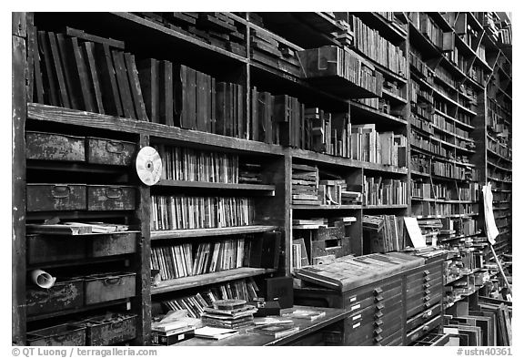 Bookshelves, Hatch Show print. Nashville, Tennessee, USA (black and white)