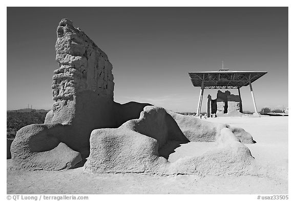 Hohokam ruins and the Great House, Casa Grande Ruins National Monument. Arizona, USA