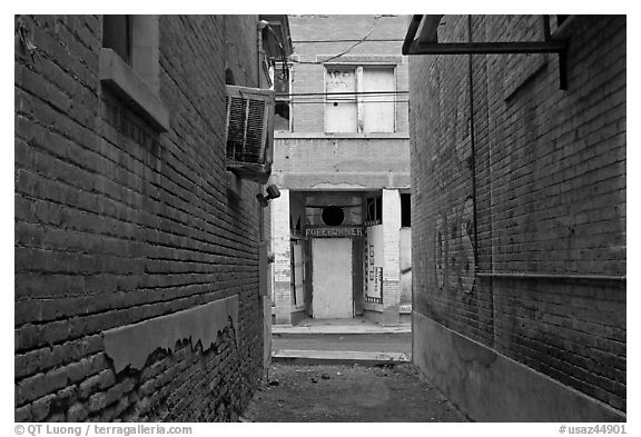 Alley and boarded-up store, Clifton. Arizona, USA (black and white)