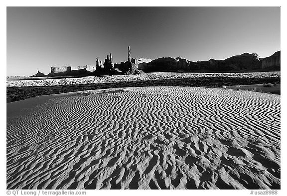 Sand dunes, Yei bi Chei, and Totem Pole, late afternoon. Monument Valley Tribal Park, Navajo Nation, Arizona and Utah, USA (black and white)