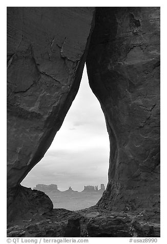 Teardrop Arch. Monument Valley Tribal Park, Navajo Nation, Arizona and Utah, USA (black and white)