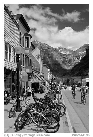 Mountain bikes parked on main street sidewalk. Telluride, Colorado, USA (black and white)