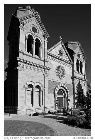 Cathedral Basilica of St Francis de Assisi. Santa Fe, New Mexico, USA (black and white)