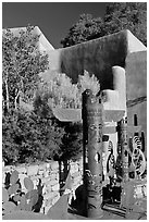 Southwest art, and adobe building. Santa Fe, New Mexico, USA (black and white)