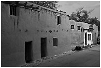 Casa Vieja de Analco, oldest house in the US, at dusk. Santa Fe, New Mexico, USA (black and white)