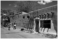 Tourists inspect oldest house. Santa Fe, New Mexico, USA (black and white)