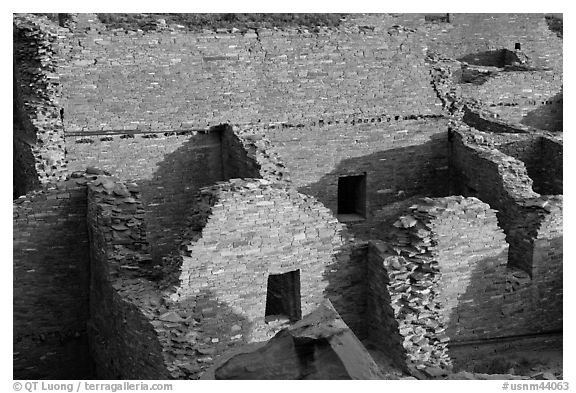 Interconnected rooms, Pueblo Bonito. Chaco Culture National Historic Park, New Mexico, USA (black and white)