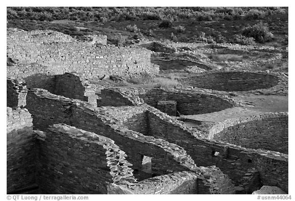 Rooms and kivas, Pueblo Bonito. Chaco Culture National Historic Park, New Mexico, USA (black and white)