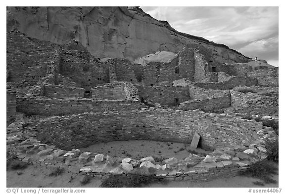 Kiva and multi-storied roomblocks, Pueblo Bonito. Chaco Culture National Historic Park, New Mexico, USA (black and white)