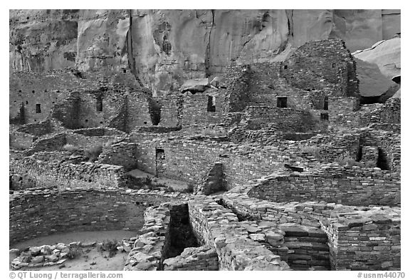 Many rooms of the Pueblo Bonito complex. Chaco Culture National Historic Park, New Mexico, USA (black and white)