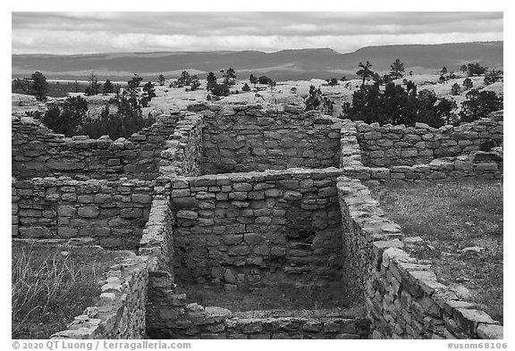 Ruined walls, Atsinna Pueblo. El Morro National Monument, New Mexico, USA (black and white)