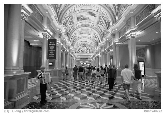 Gallery and accordeon player, Venetian casino. Las Vegas, Nevada, USA (black and white)
