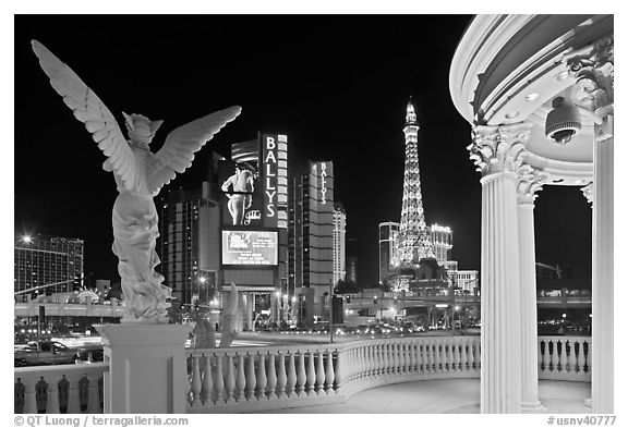 Gazebo and statue of Caesar Palace frames Ballys and Paris Hotel. Las Vegas, Nevada, USA (black and white)