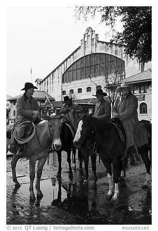 Cowboys in raincoats in front of Cowtown coliseum. Fort Worth, Texas, USA (black and white)