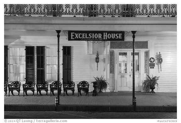 Excelsior House porch at night. Jefferson, Texas, USA (black and white)