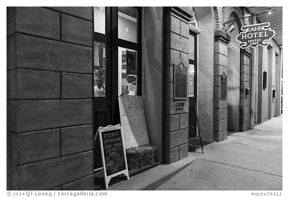 Kahn Hotel with ghost walk sign. Jefferson, Texas, USA (black and white)