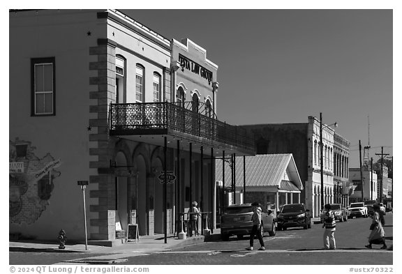 Street with historic buildings. Jefferson, Texas, USA (black and white)