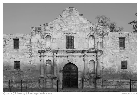 Chapel of the Alamo Mission. San Antonio, Texas, USA (black and white)