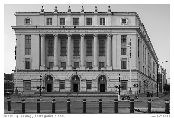 Post office and courthouse, late afternoon. San Antonio, Texas, USA (black and white)