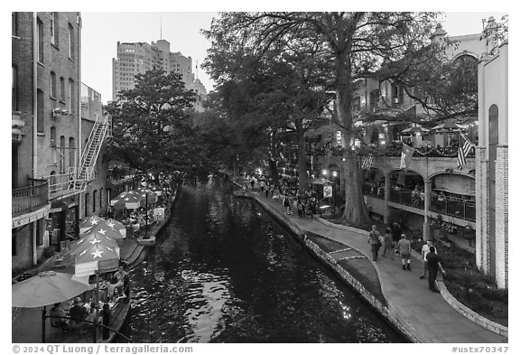 Riverwalk, early evening. San Antonio, Texas, USA (black and white)