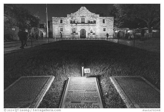 Commemorative signs and the Alamo at night. San Antonio, Texas, USA (black and white)