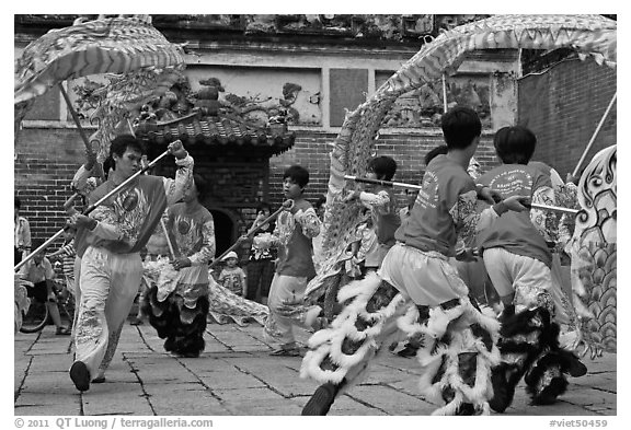 Traditional dragon dance, Thien Hau Pagoda, district 5. Cholon, District 5, Ho Chi Minh City, Vietnam