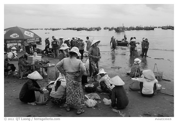 Beach market, Lang Chai. Mui Ne, Vietnam (black and white)