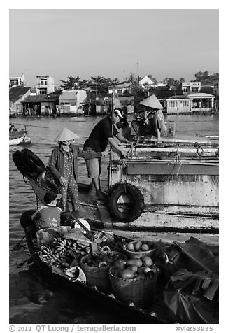 Transaction at Cai Rang floating market. Can Tho, Vietnam (black and white)