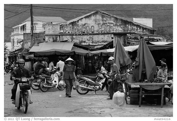 Market entrance. Vietnam (black and white)