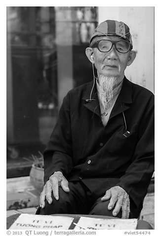 Elderly fortune teller, Trang An. Vietnam