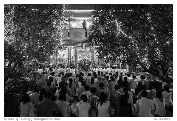 Worshippers at Quoc Tu Pagoda by night, district 10. Ho Chi Minh City, Vietnam