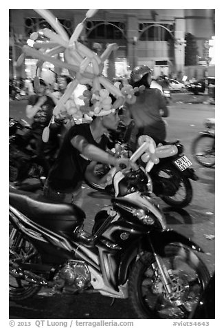 Man with coiffe of balloons, Christmas Eve. Ho Chi Minh City, Vietnam (black and white)