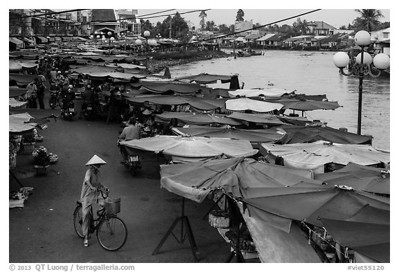 Riverside market. Sa Dec, Vietnam (black and white)