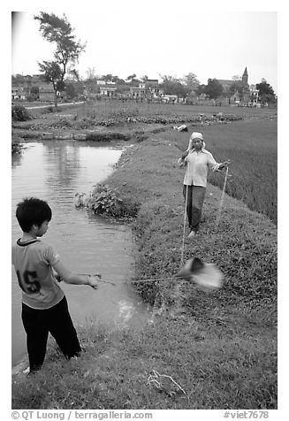 Field irrigation with a swinging bucket. Vietnam
