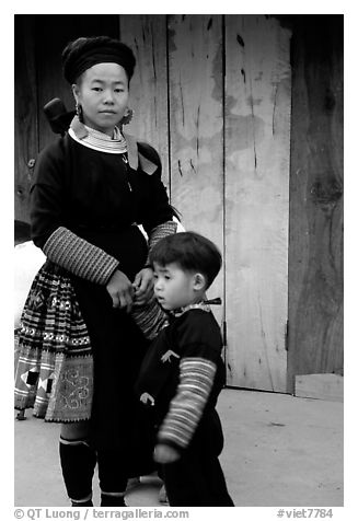 Woman and child of Hmong ethnicity, near Moc Chau. Northwest Vietnam