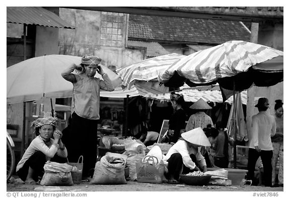 Montagnard women in market, Tam Duong. Northwest Vietnam (black and white)