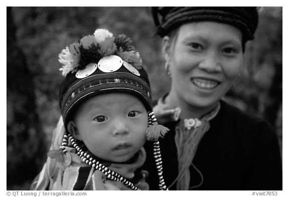 Child and woman of the Black Dzao minority, between Tam Duong and Sapa. Northwest Vietnam (black and white)