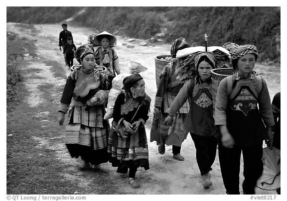 Old and young from the surrounding hamlets hike several hours to the sunday market. Bac Ha, Vietnam (black and white)