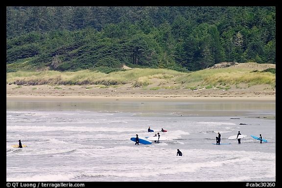Surfers in Long Beach, the best surfing spot on Canada's west coast. Pacific Rim National Park, Vancouver Island, British Columbia, Canada