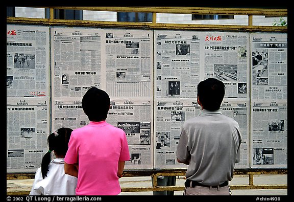 Reading dazibao (public newspapers). Kunming, Yunnan, China (color)