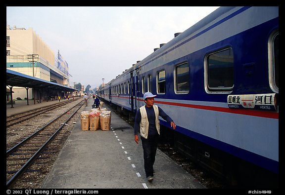 Heikou-Kunming train comming from the Vietnamese border.  (color)