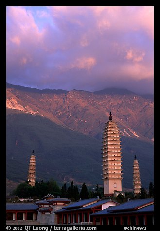 San Ta Si (Three pagodas) at sunrise with Cang Shan mountains in the background. Dali, Yunnan, China