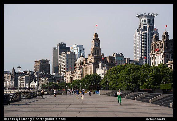 Promenade and colonial buildings, the Bund. Shanghai, China (color)