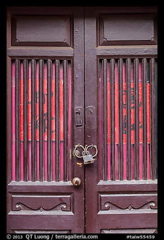 Door and paddlock. Lukang, Taiwan (color)