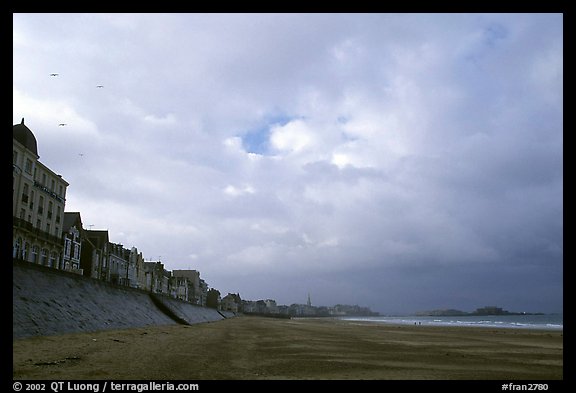 Waterfront and beach, Saint Malo. Brittany, France (color)