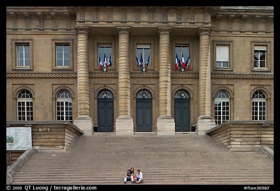 Two tourists sitting on the stairs of the Palais de Justice. Paris, France (color)
