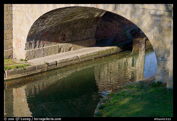 Stone bridge across Canal du Midi. Carcassonne, France