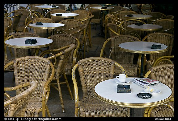 Cafe table, Cours Mirabeau. Aix-en-Provence, France (color)