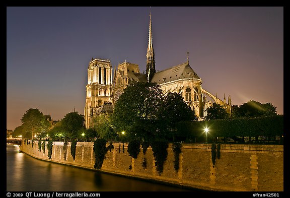 Seine River and Notre Dame de Paris at night. Paris, France