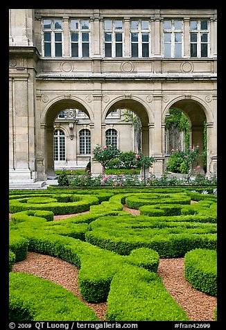 Garden of hotel particulier. Paris, France (color)